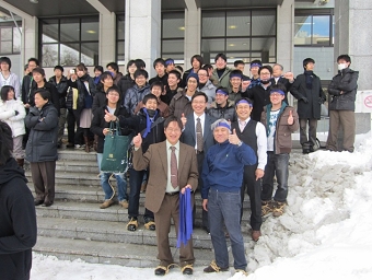 綱引きには教授も参加します