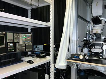 写真：実験室にある多光子顕微鏡