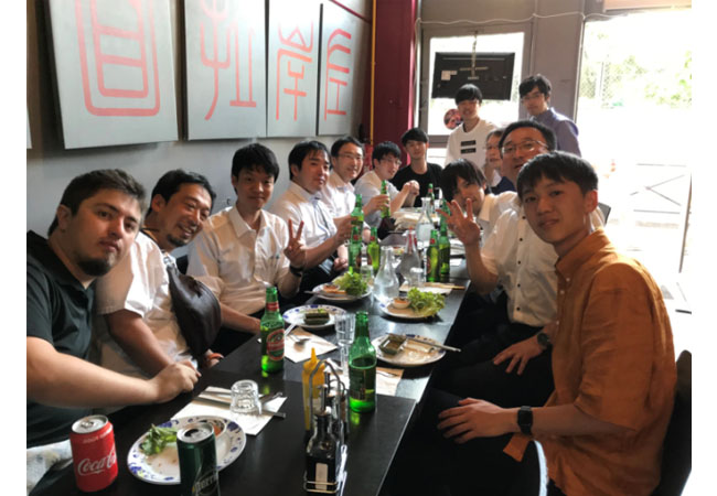 写真２：他大学の先生方と合同でフランスの中国料理屋に行った際の様子