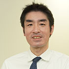 写真：准教授・博士（情報理工学）　妹尾　拓