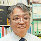 写真：准教授・博士（工学）　田中　文基