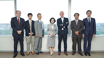 写真：情報科学研究院での記念写真