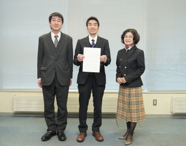 「若手産学共同研究促進事業」研究院長賞受賞決定通知の交付の様子