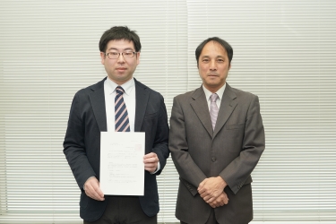 「若手産学共同研究促進事業」研究院長賞受賞決定通知の交付の様子