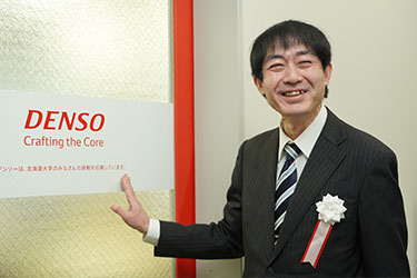 サインの貼られたDENSO Library入り口前にて