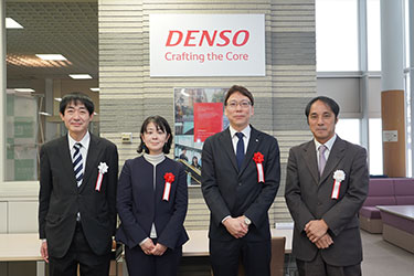 図書室内での記念撮影の様子　左から、近野研究院長、株式会社デンソー 人事部 髙川室長、株式会社デンソー 人事部 中岡部長、浅井副研究院長