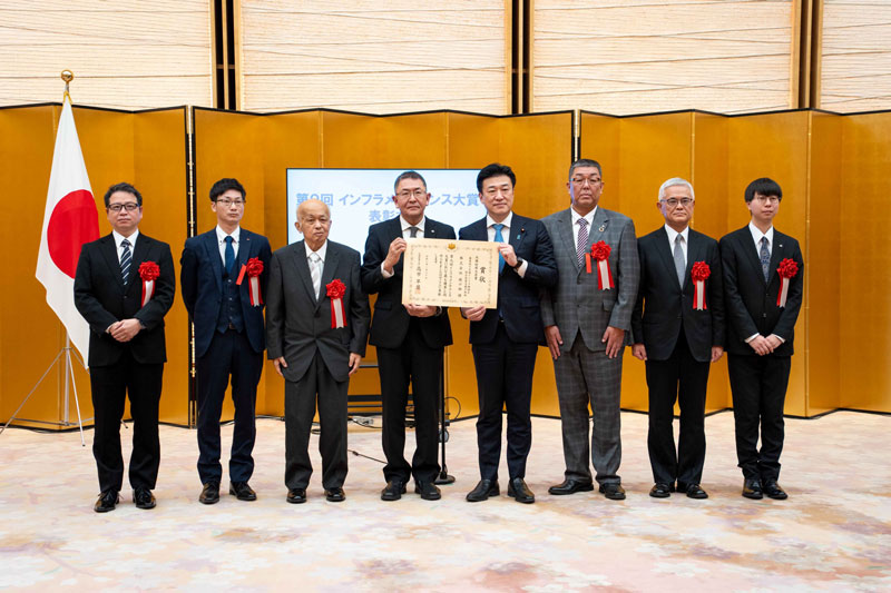 写真1：金井理特任教授、山下倫央准教授が第9回インフラメインテナンス大賞内閣総理大臣賞を受賞