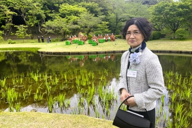赤坂御苑菖蒲池前にて