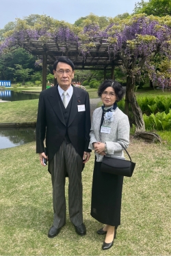 満開の藤棚を背に、渡海紀三朗衆議院議員（元文部科学大臣）とともに